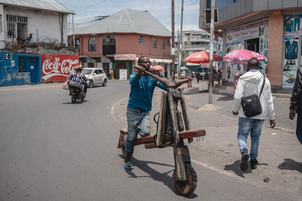 Patinete de madeira ajuda as pessoas a transportar coisas pesadas no Congo