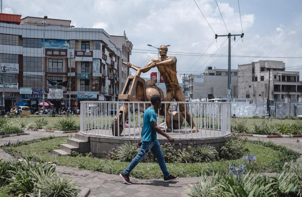 Patinete de madeira ajuda as pessoas a transportar coisas pesadas no Congo