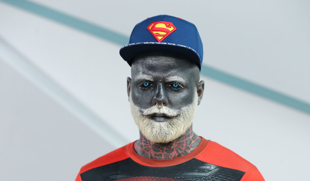 Homem-negativo: tatuou a cara de cinza, descoloriu a barba e agora parece um negativo dele mesmo 02