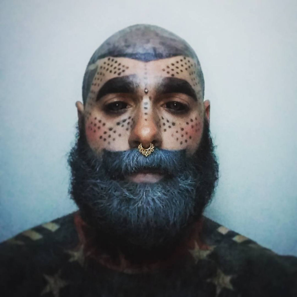 Homem-negativo: tatuou a cara de cinza, descoloriu a barba e agora parece um negativo dele mesmo 04