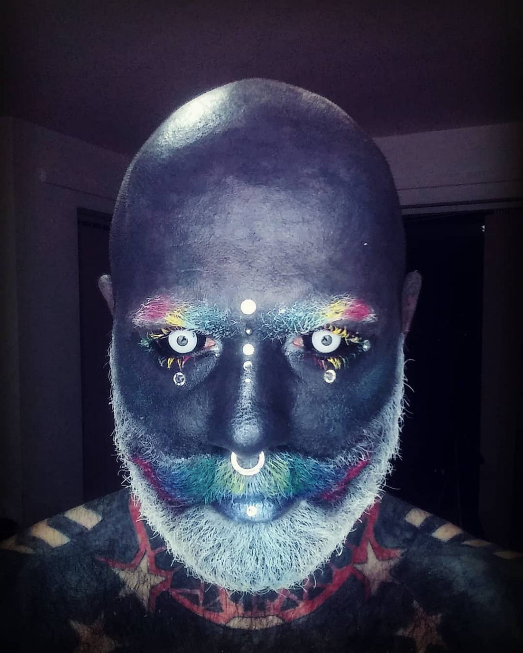 Homem-negativo: tatuou a cara de cinza, descoloriu a barba e agora parece um negativo dele mesmo 13