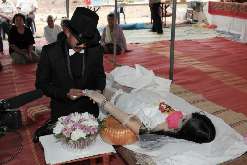 Assustador: tailands casa-se com o cadver de sua noiva