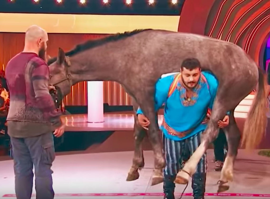 Ucraniano fortão mostra seu potencial carregando cavalos nas costas