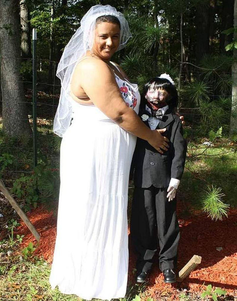Jovem se casou com uma boneca zumbi que ela comprou na Internet