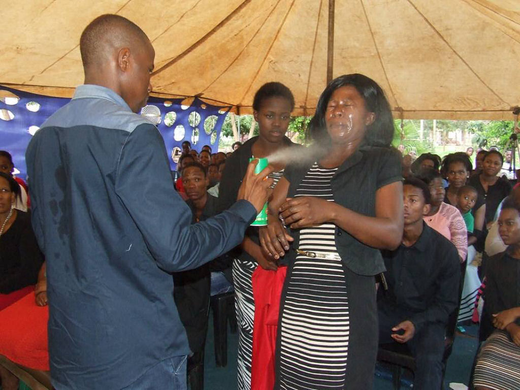 Pastor sul-africano cura fieis com HIV e câncer  pulverizando inseticida em seus rostos