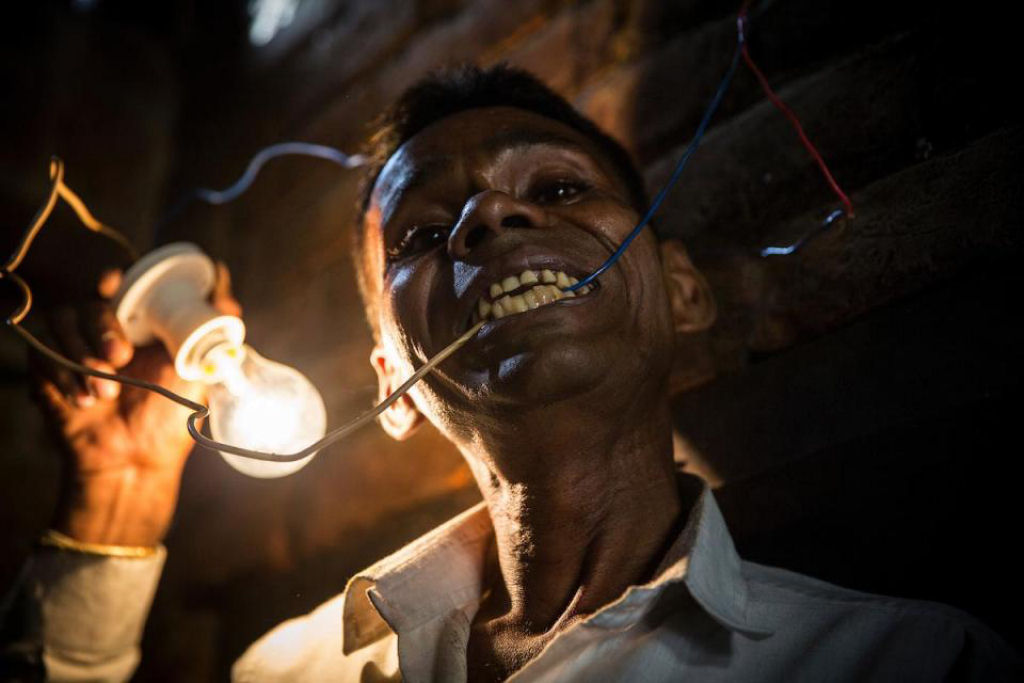“Lâmpada humana” afirma que ele se alimenta de eletricidade quando fica com fome