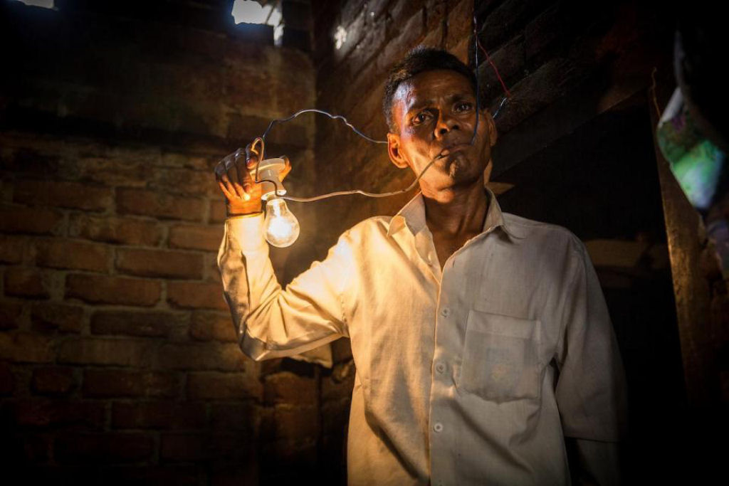 “Lâmpada humana” afirma que ele se alimenta de eletricidade quando fica com fome