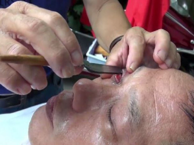 Este barbeiro chinês aperfeiçoou a arte de “barbear” os globos oculares