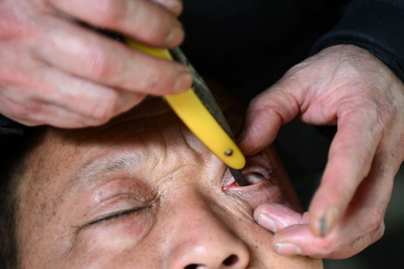 Este barbeiro chinês aperfeiçoou a arte de “barbear” os globos oculares