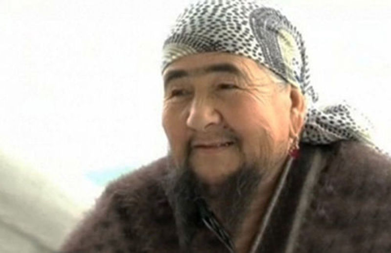 Mulher cazaque diz que sua barba de 20 centmetros  o segredo da sua unio longa e feliz