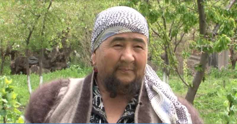 Mulher cazaque diz que sua barba de 20 centmetros  o segredo da sua unio longa e feliz