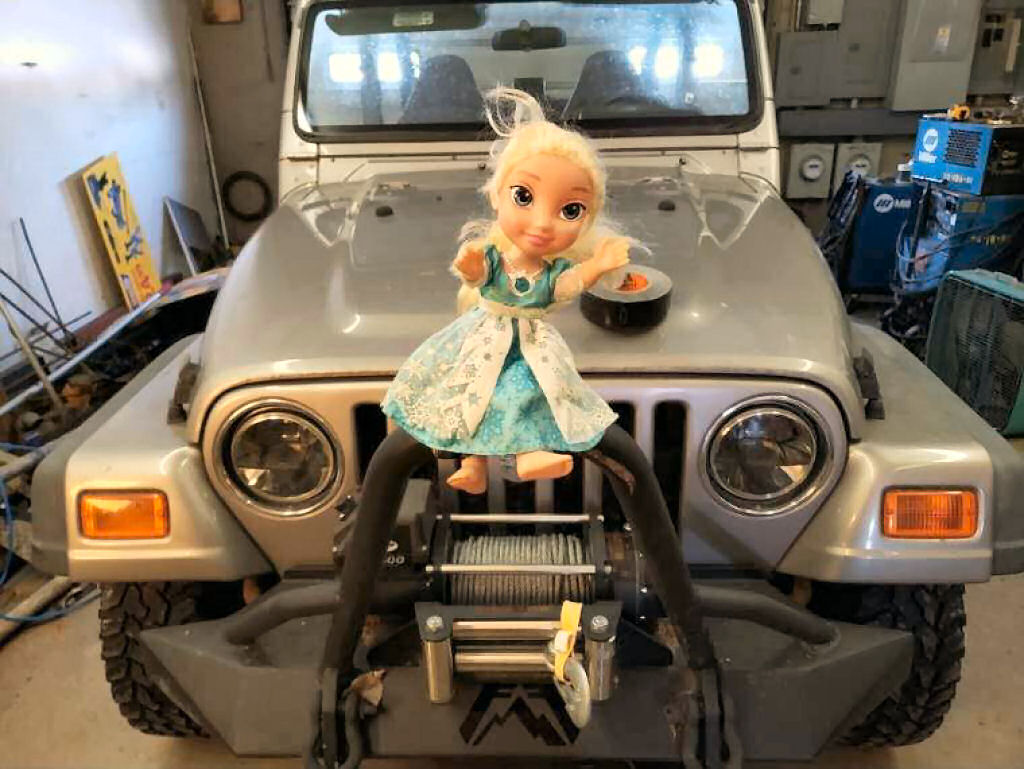Americana afirma que boneca Elsa 'assombrada' continua voltando para casa depois de ser jogada fora