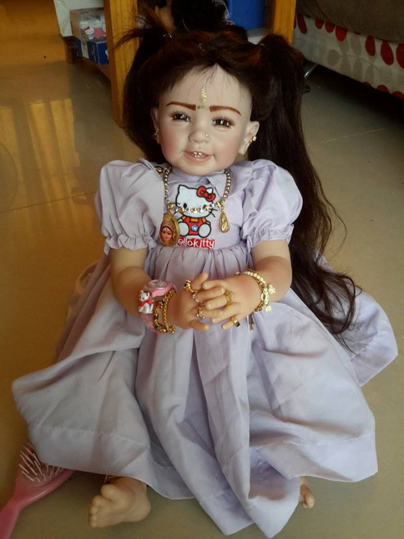 Colecionadora tailandesa usa antigo ritual para criar almas para bonecas assustadoras