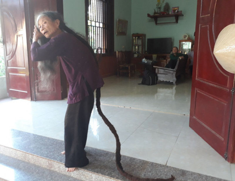 Vietnamita tem 3 metros de cabelo serpenteando por sua cabea 04