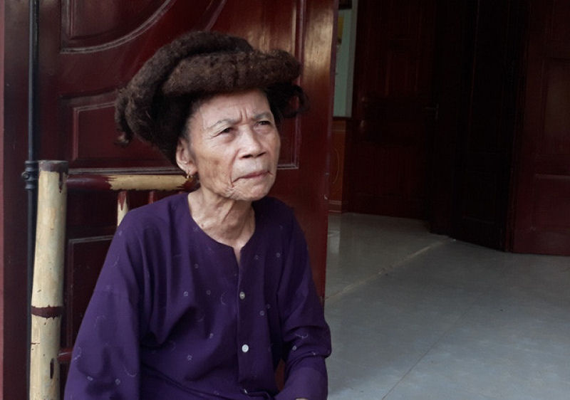 Vietnamita tem 3 metros de cabelo serpenteando por sua cabea 05