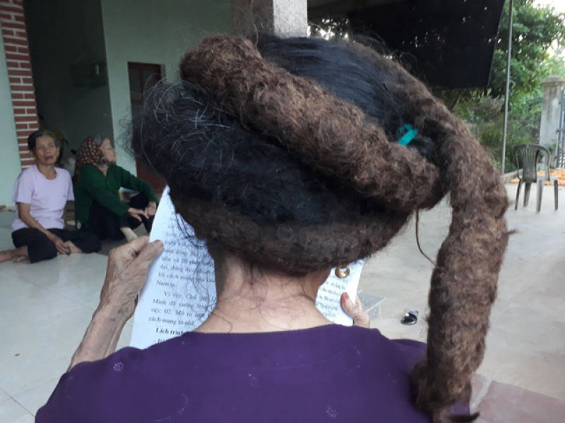 Vietnamita tem 3 metros de cabelo serpenteando por sua cabea 06