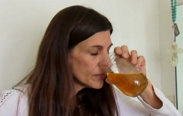 Estranho vício: mulher viciada em beber sua própria urina