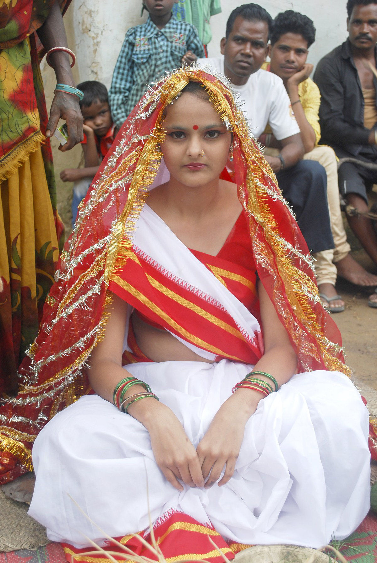 Jovem indiana se casa com um co em bizarro ritual de boa sorte 11