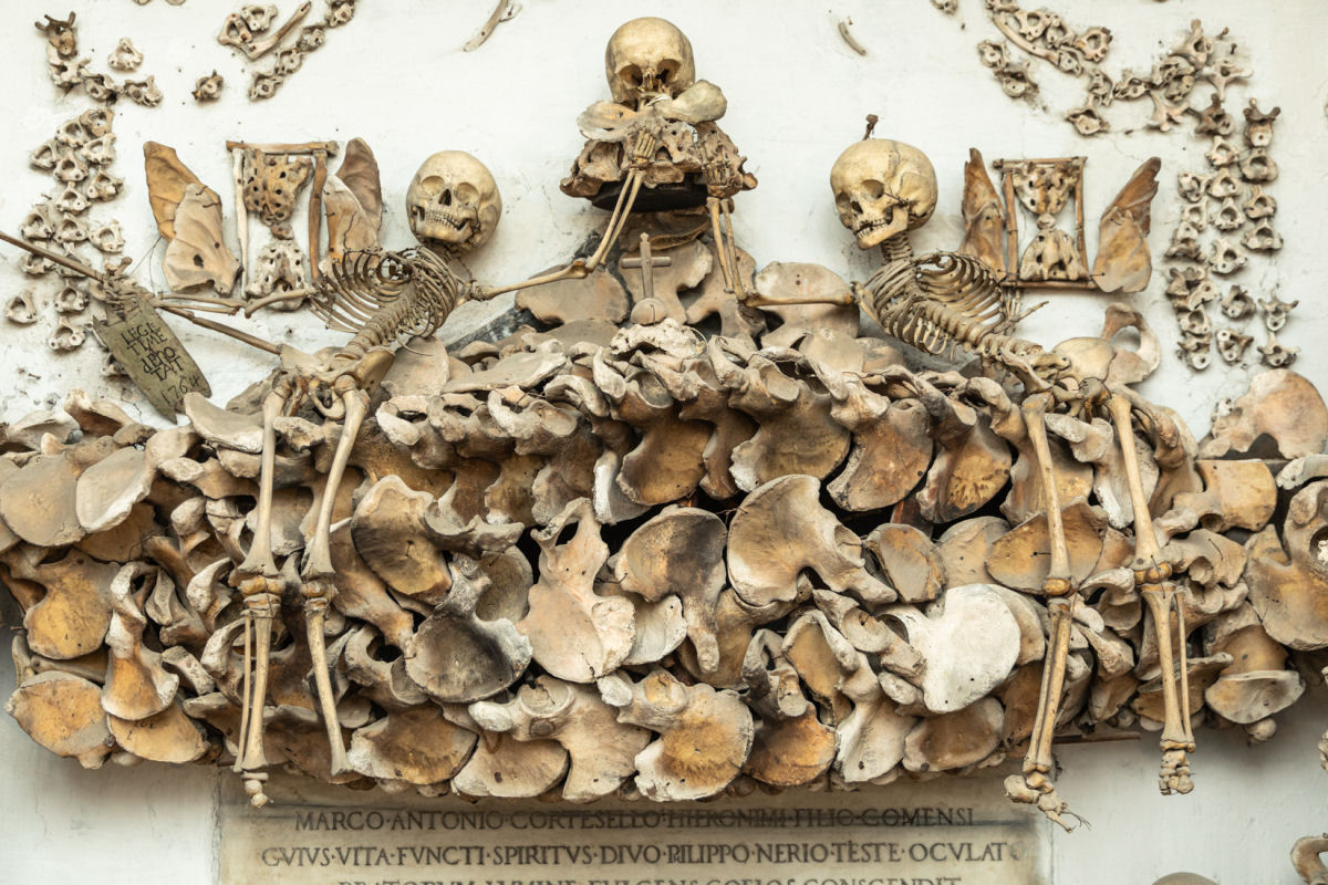 Decorada com 4.000 esqueletos, esta igreja far voc refletir sobre sua prpria mortalidade