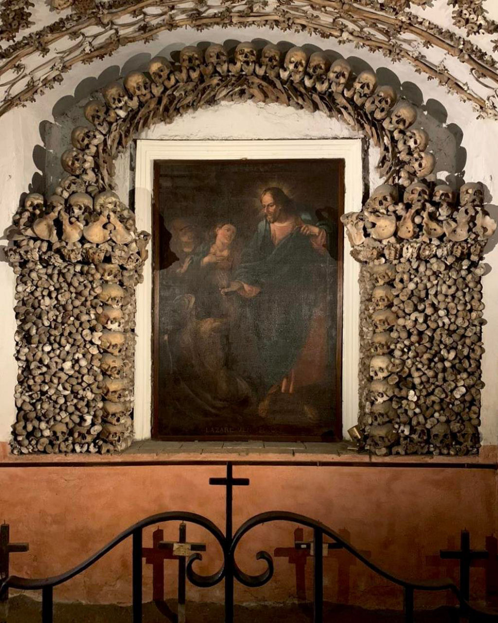Decorada com 4.000 esqueletos, esta igreja far voc refletir sobre sua prpria mortalidade