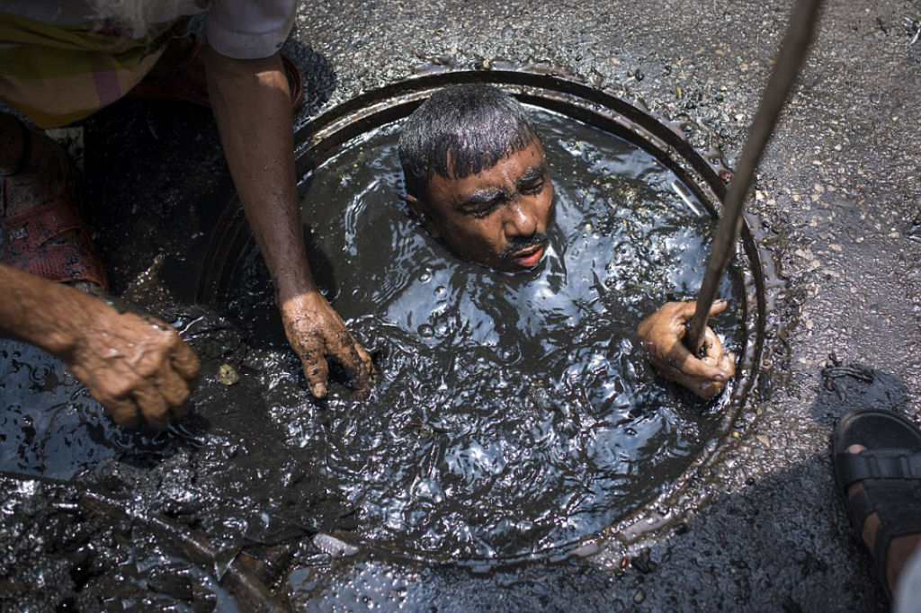 Limpador de esgoto de Bangladesh tem o pior trabalho do mundo 04