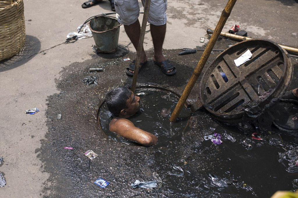 Limpador de esgoto de Bangladesh tem o pior trabalho do mundo 05