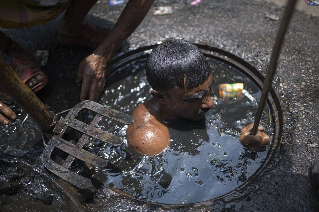 Limpador de esgoto de Bangladesh tem o pior trabalho do mundo 06