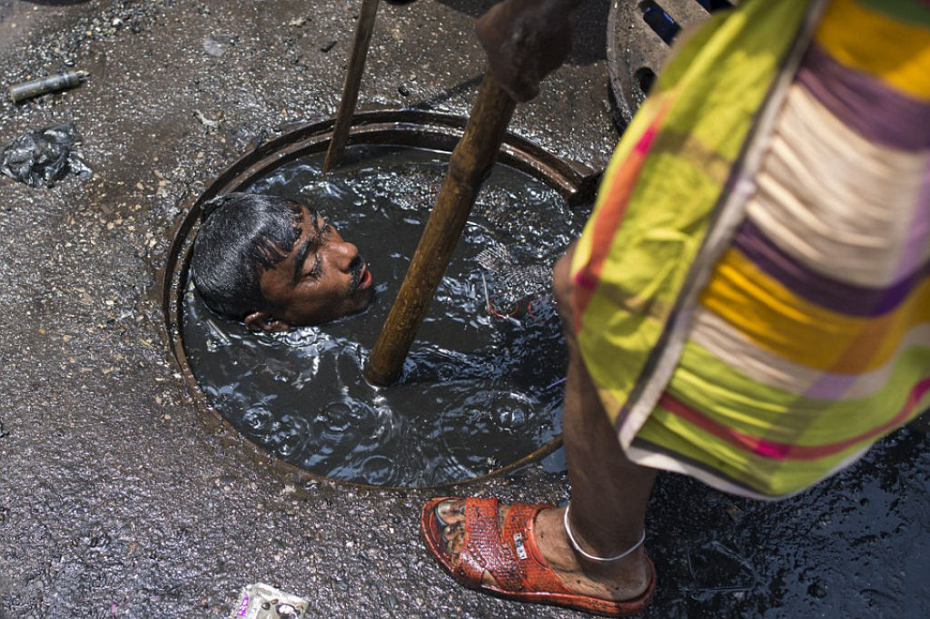 Limpador de esgoto de Bangladesh tem o pior trabalho do mundo 07