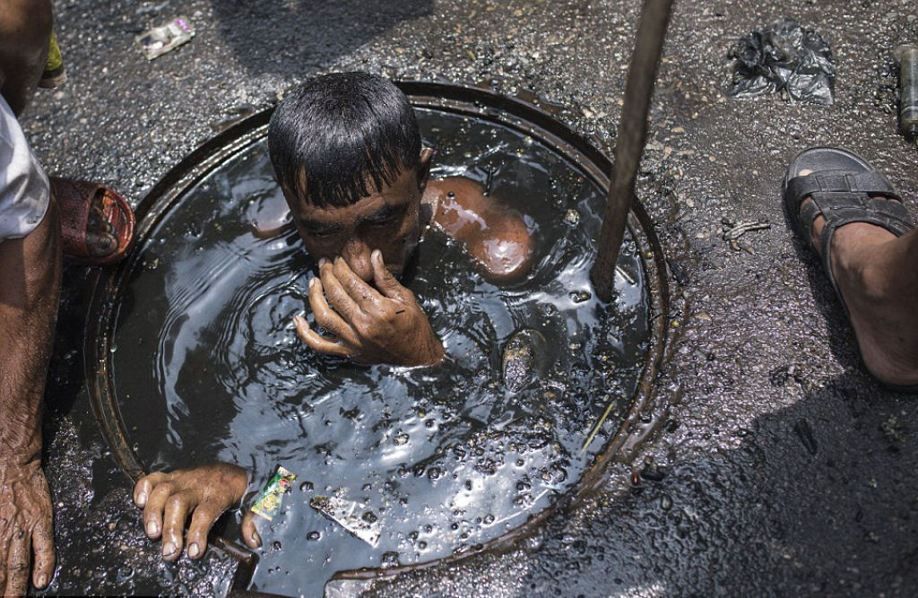 Limpador de esgoto de Bangladesh tem o pior trabalho do mundo 08
