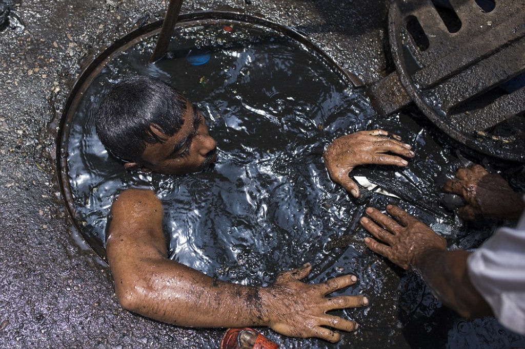Limpador de esgoto de Bangladesh tem o pior trabalho do mundo 09