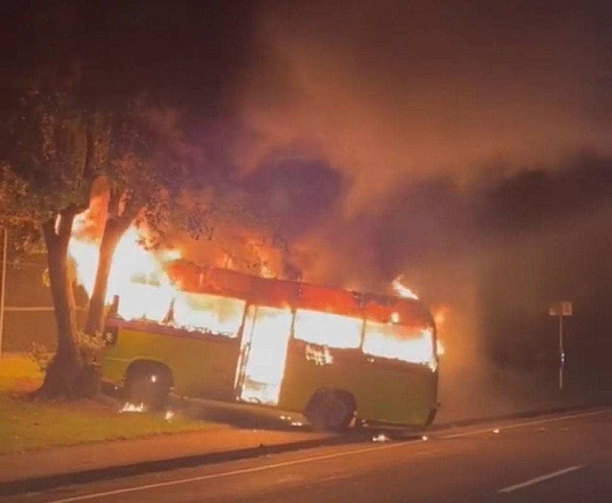 Motorhome em chamas misteriosamente atravessou a rua antes que o fogo atingisse uma casa próxima