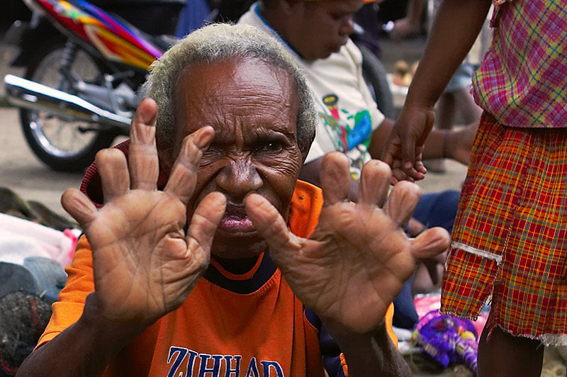 Tribo pratica corte de dedo como luto