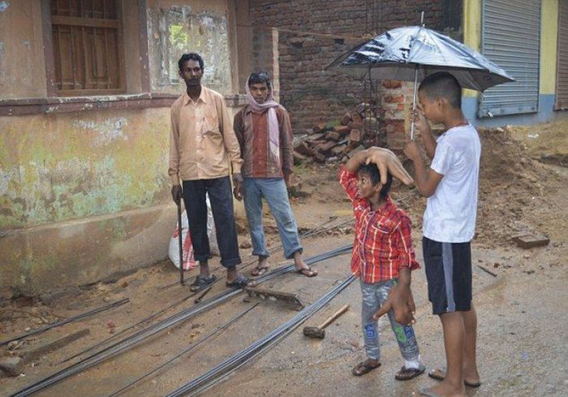 O estranho caso do garoto indiano com mãos gigantes que deixou médicos desconcertados 17