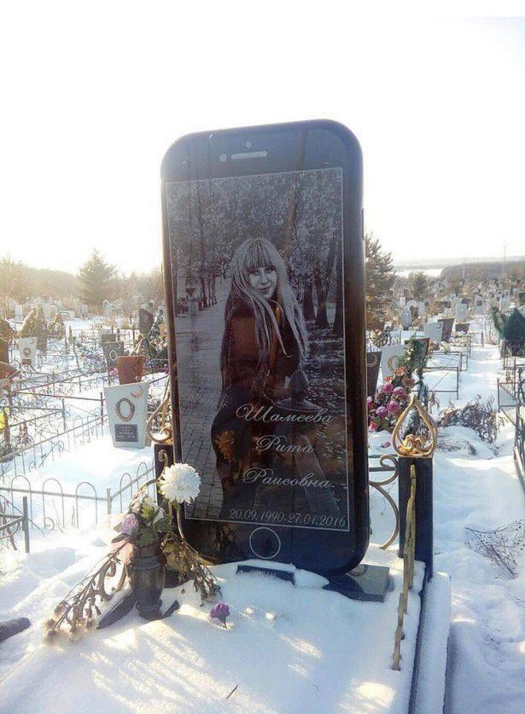 Russo cria lpide em formato de celular para o tmulo de sua filha de 25 anos