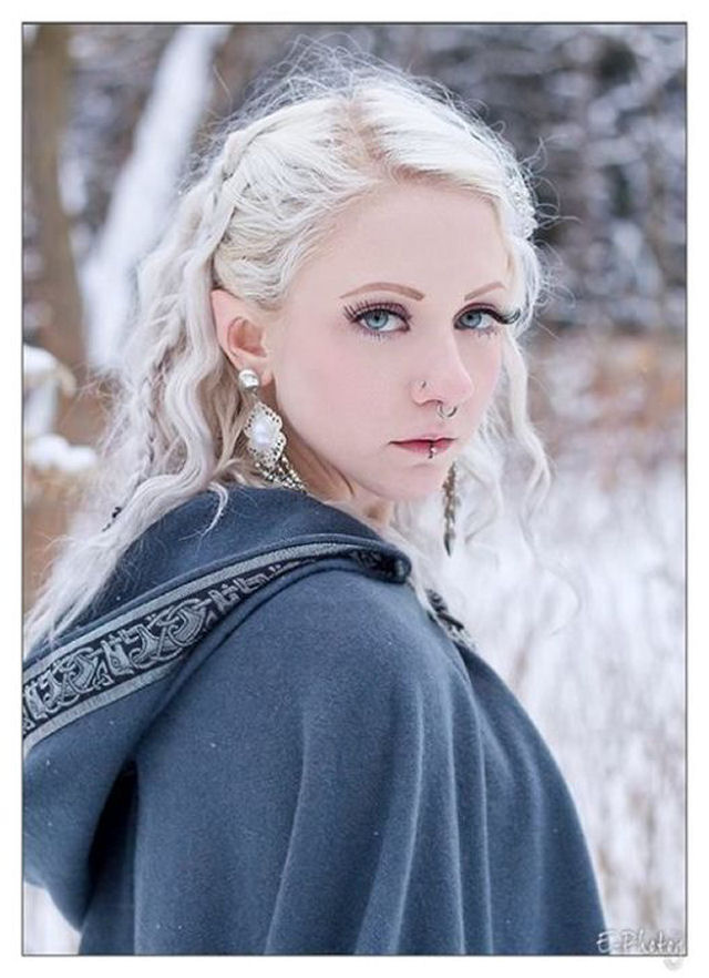 Garota modificou os orelhas cirurgicamente para parecer como um elfo 01