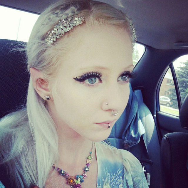 Garota modificou as orelhas cirurgicamente para parecer como um elfo 17