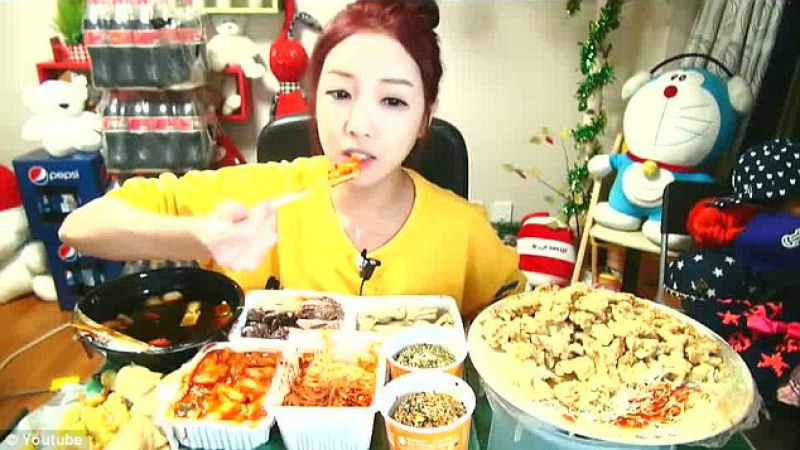 Na Coréia do Sul as pessoas pagam para assistir a transmissões ao vivo de outras pessoas ingerindo alimentos em excesso