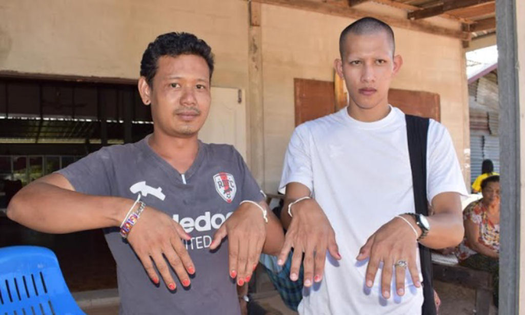 Homens de uma aldeia tailandesa esto pintando as unhas para evitar o ataque do fantasma de uma viva