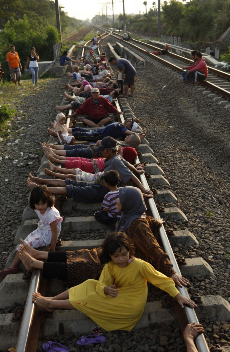 Perigosa terapia ferroviária praticado na Indonésia 01