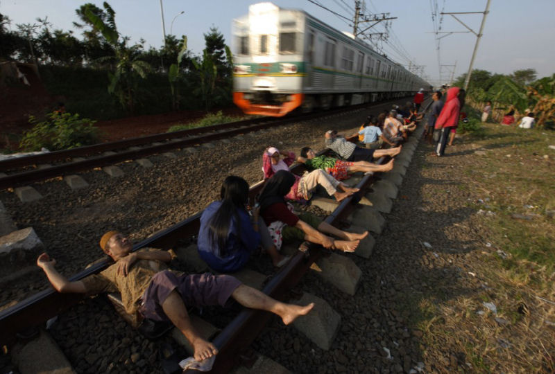 Perigosa terapia ferroviária praticado na Indonésia 02