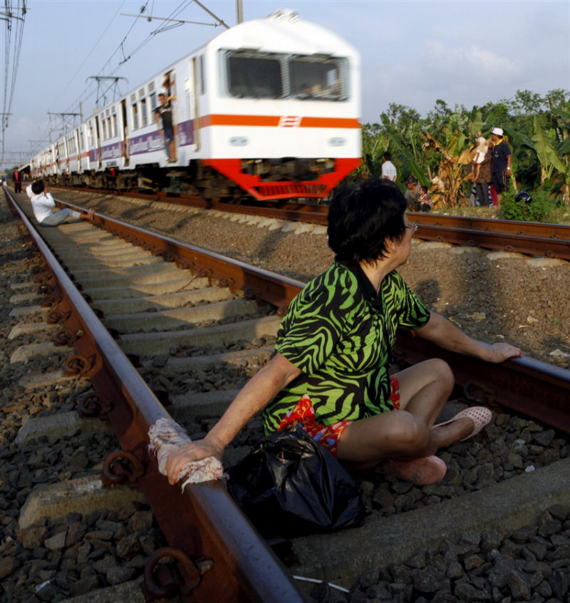 Perigosa terapia ferroviária praticado na Indonésia 05