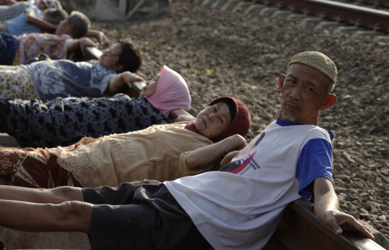 Perigosa terapia ferroviária praticado na Indonésia 07