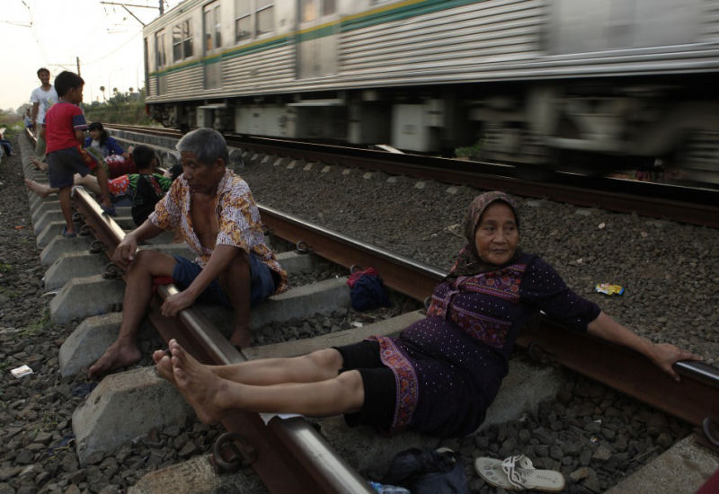 Perigosa terapia ferroviária praticado na Indonésia 08