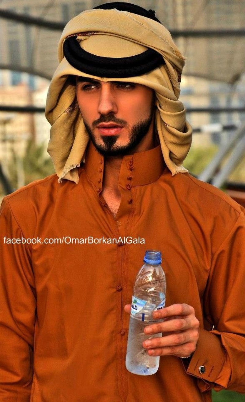 Garotas, para o seu deleite, o homem que foi expulso da Arábia Saudita por ser muito bonito 27