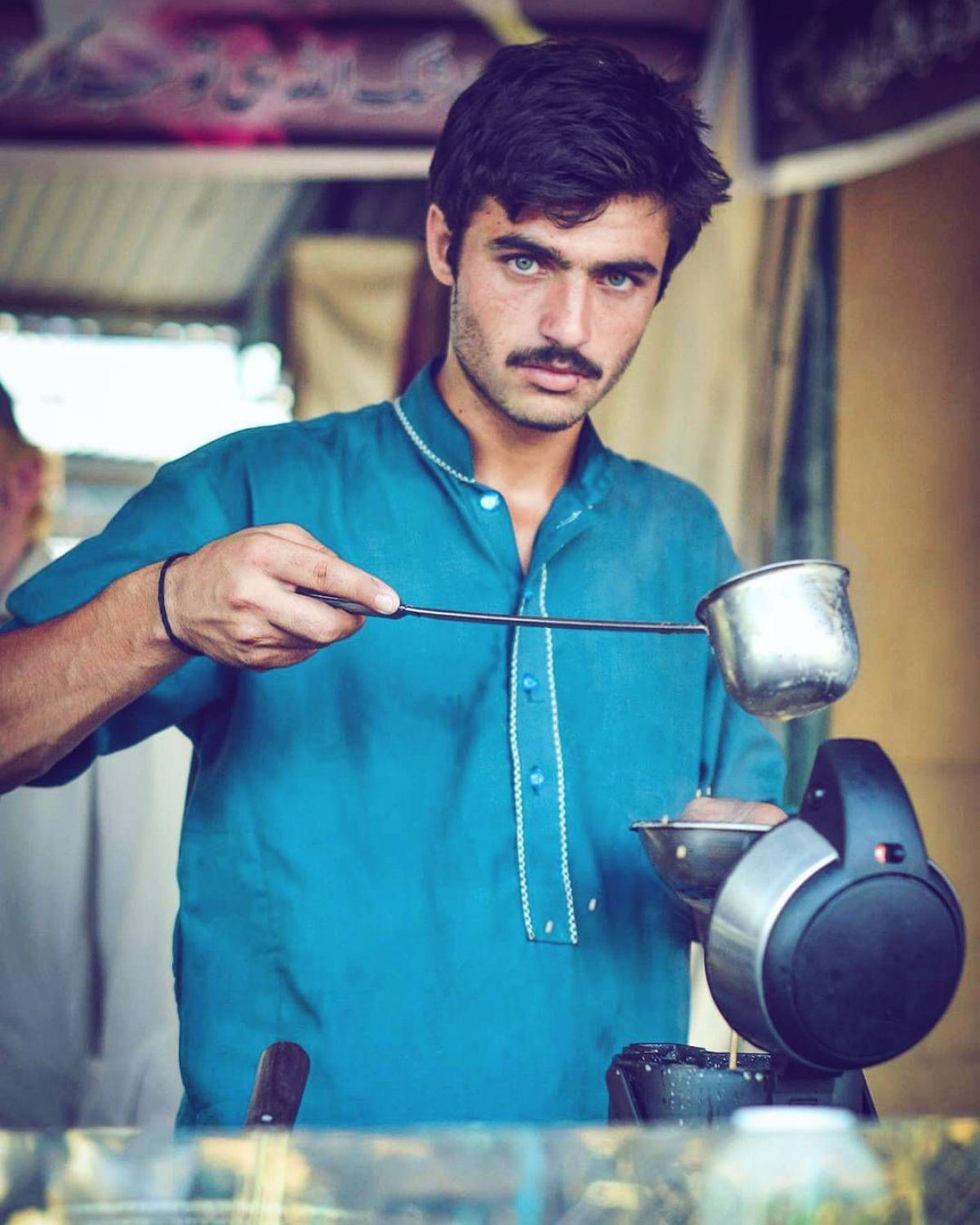 Como uma simples foto mudou a vida de um vendedor de chá paquistanês para sempre