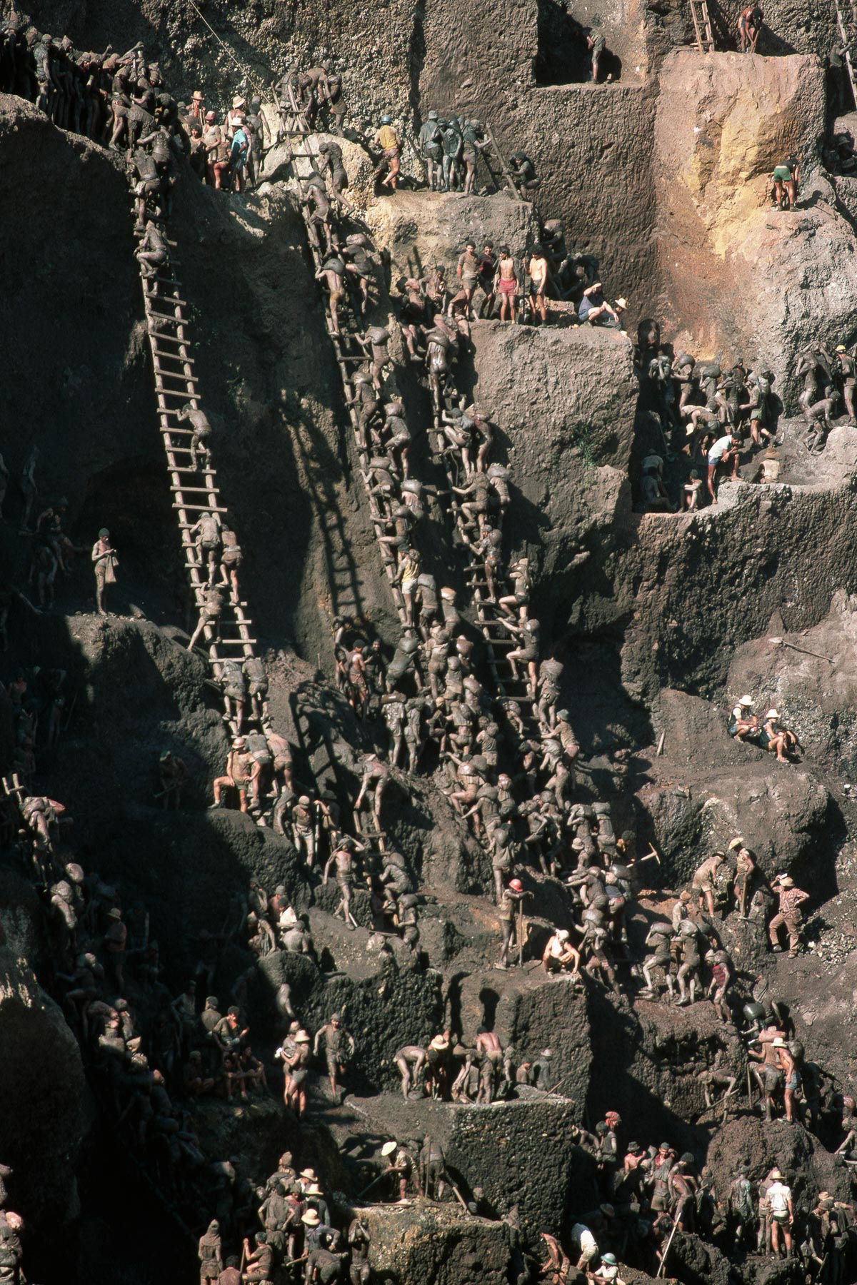 Lembrando Serra Pelada, o maior garimpo a cu aberto do mundo 08