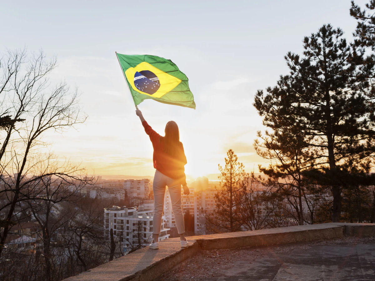 Por que somos chamados de 'brasileiros' quando o correto seria 'brasilianos'?