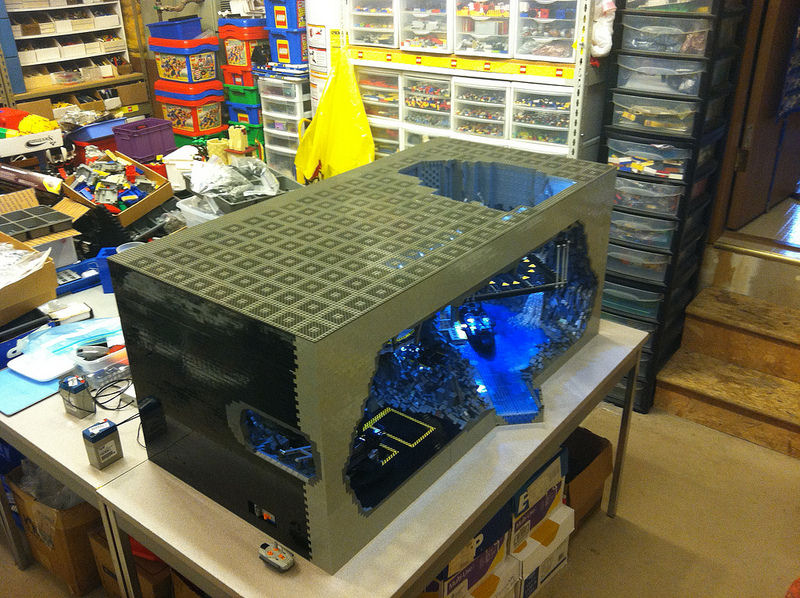 Incrvel batcaverna feita com 20.000 peas de Lego 01