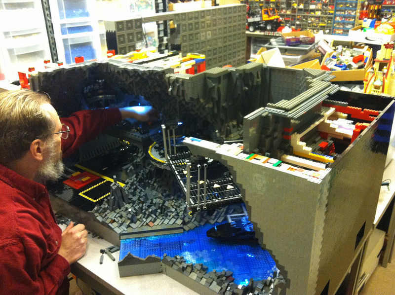 Incrvel batcaverna feita com 20.000 peas de Lego 02