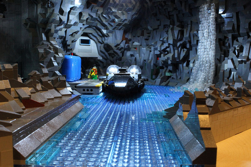 Incrvel batcaverna feita com 20.000 peas de Lego 03